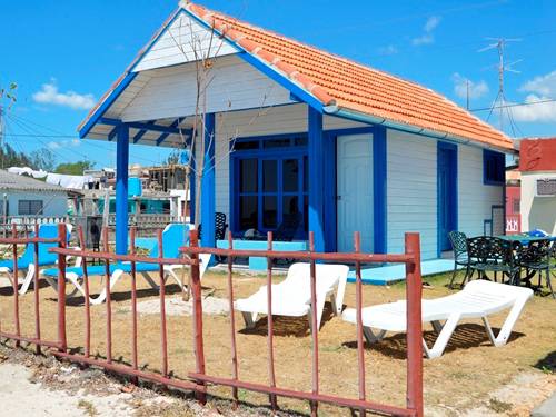 Chalet La Casita. Alquiler de encantadora casa particular independiente a la orilla de la playa en Caleton, Playa Larga[:en]Independent charming holiday rentals on the edge of the beach at Caleton, Playa Larga